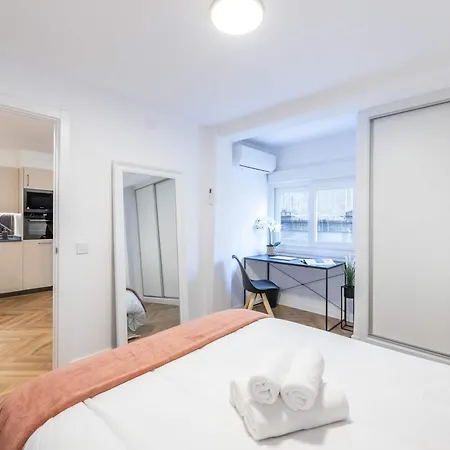 Charm - Stylish 3bd In Centro Malaga