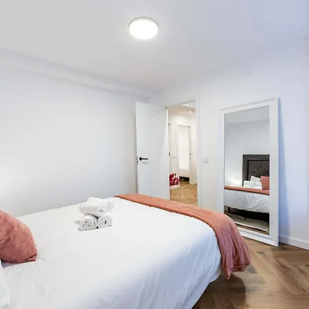 Charm - Stylish 3bd In Centro
